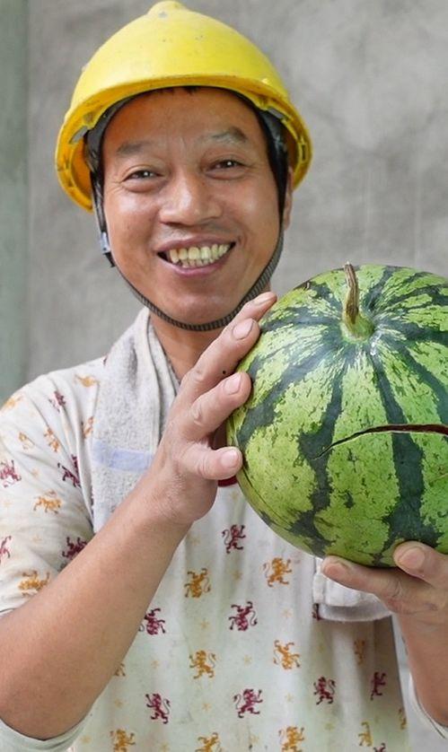 工地吃瓜比赛,夏日工地里的欢乐竞技