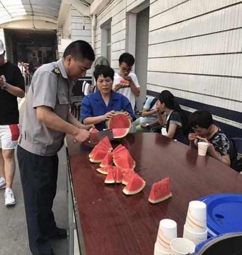 成华区副区长吃瓜,揭秘官场背后的娱乐化现象