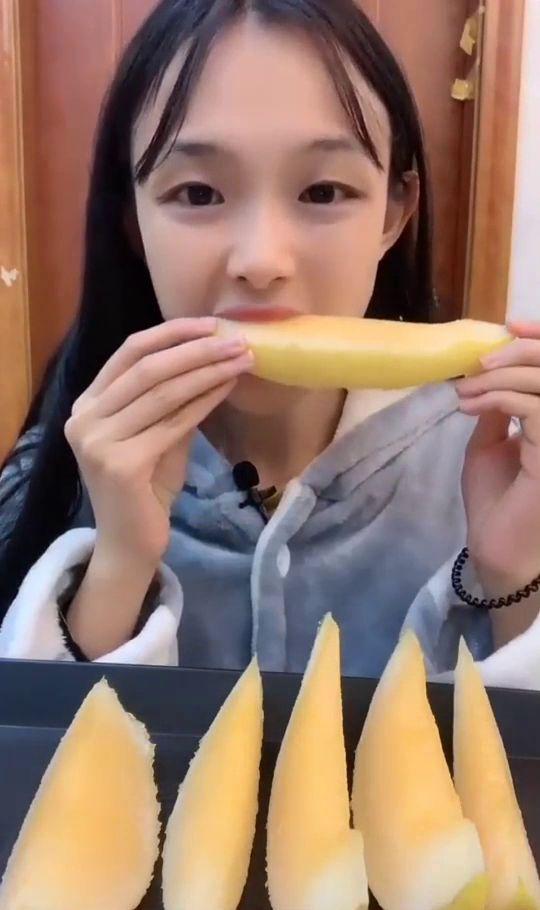 双胞胎姐姐吃哈密瓜,双胞胎姐妹共享哈密瓜甜蜜时光
