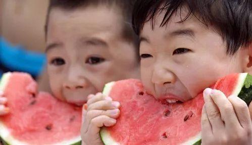 小朋友自己吃瓜,小朋友的自给自足美食之旅